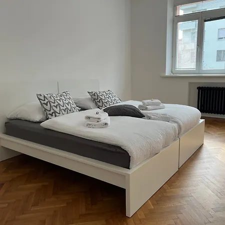 Soukromy V Tripokojovem Byte - Private In Three Flat Homestay